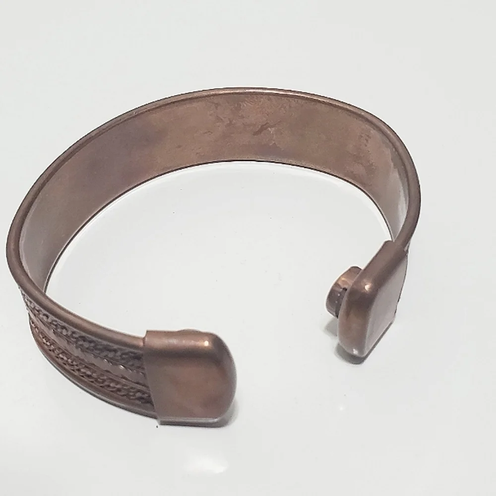 Cuff Bracelet Silver tone and Copper Tone. 🌴